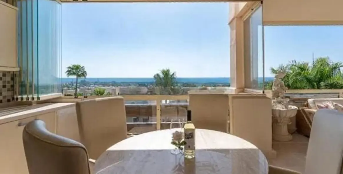 Venta de apartamento en planta media en Estepona 11