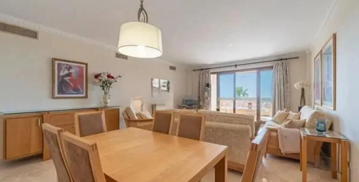 Venta de apartamento en planta media en Estepona 12