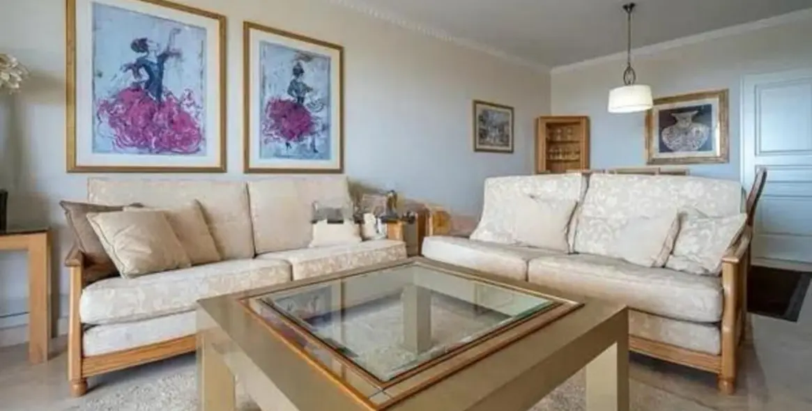 Venta de apartamento en planta media en Estepona 13