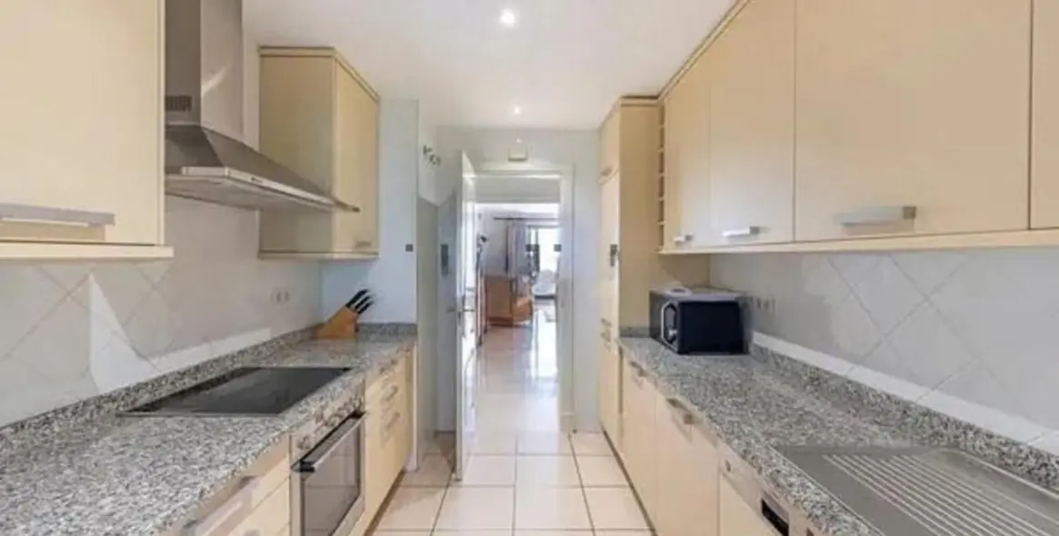 Venta de apartamento en planta media en Estepona 15