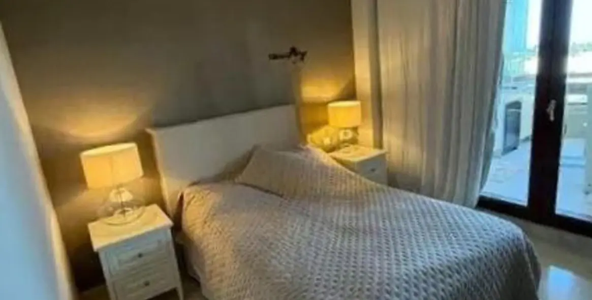 Venta de apartamento en planta media en Estepona 16