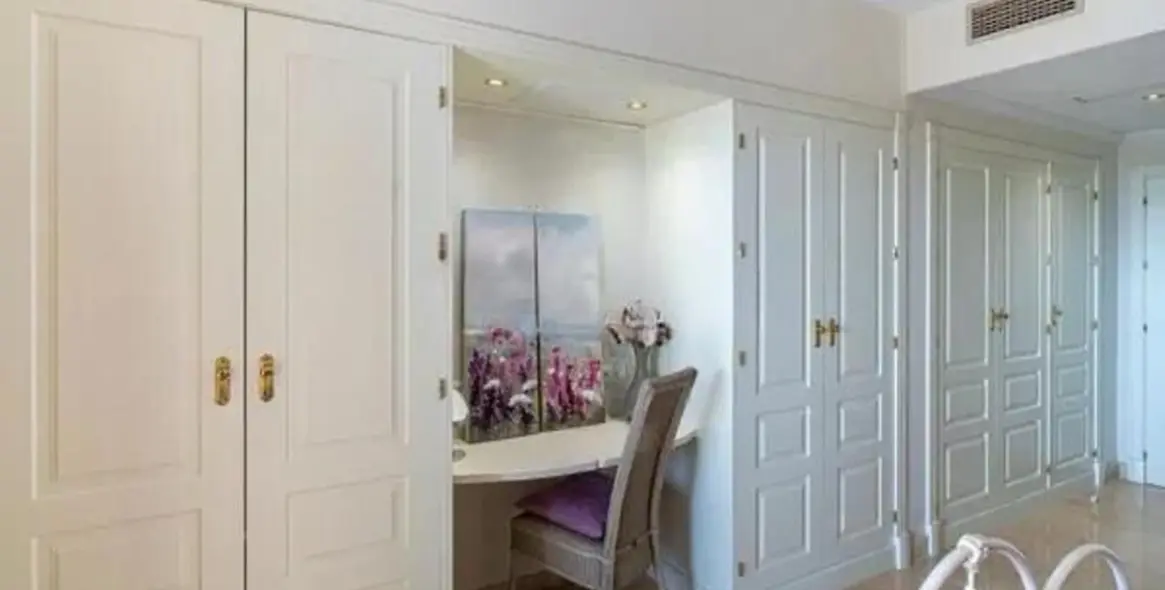 Venta de apartamento en planta media en Estepona 17