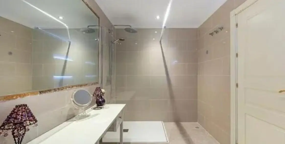 Venta de apartamento en planta media en Estepona 18