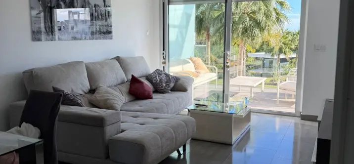 Venta de apartamento en planta baja en Estepona 2