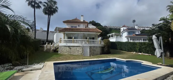 Venta de villa independiente en Calahonda 0
