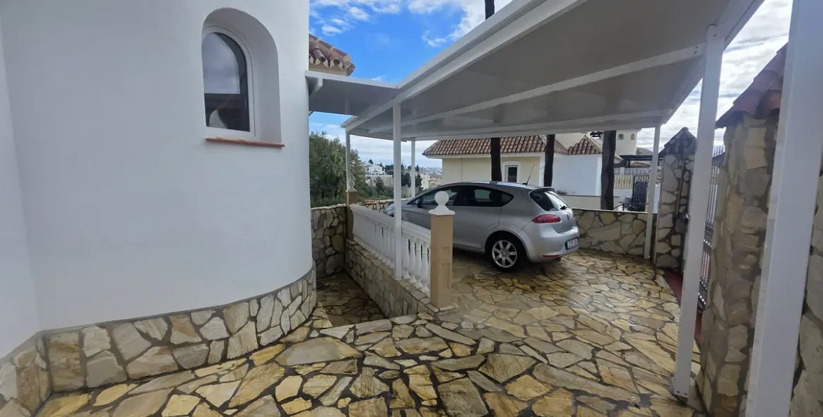 Продажа  отдельно стоящей виллы в Calahonda 23