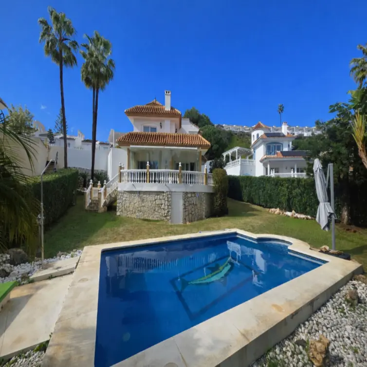 Venta de villa independiente en Calahonda