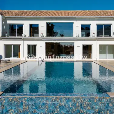 Venta de villa independiente en Guadalmina Alta