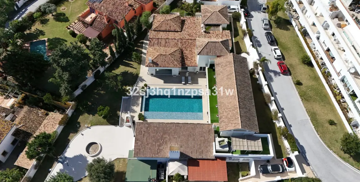 Sale of detached villa in Guadalmina Alta 24