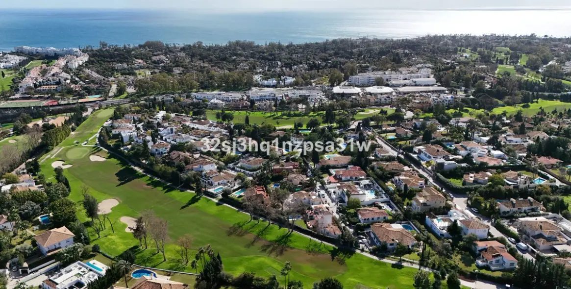 Sale of detached villa in Guadalmina Alta 26
