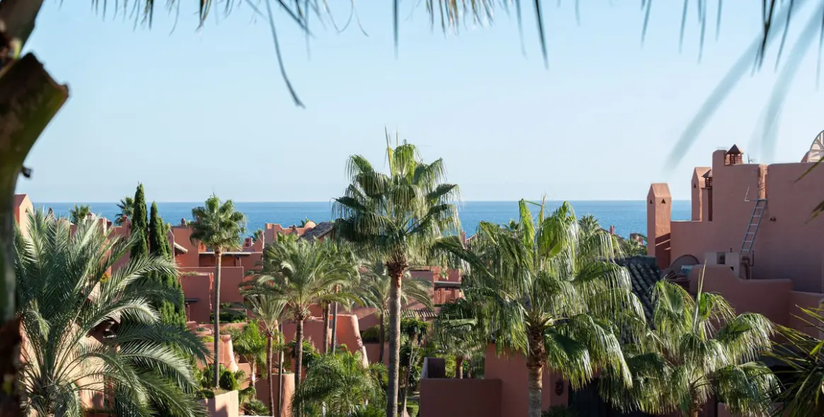 Долгосрочная аренда апартаментов на среднем этаже в New Golden Mile 1