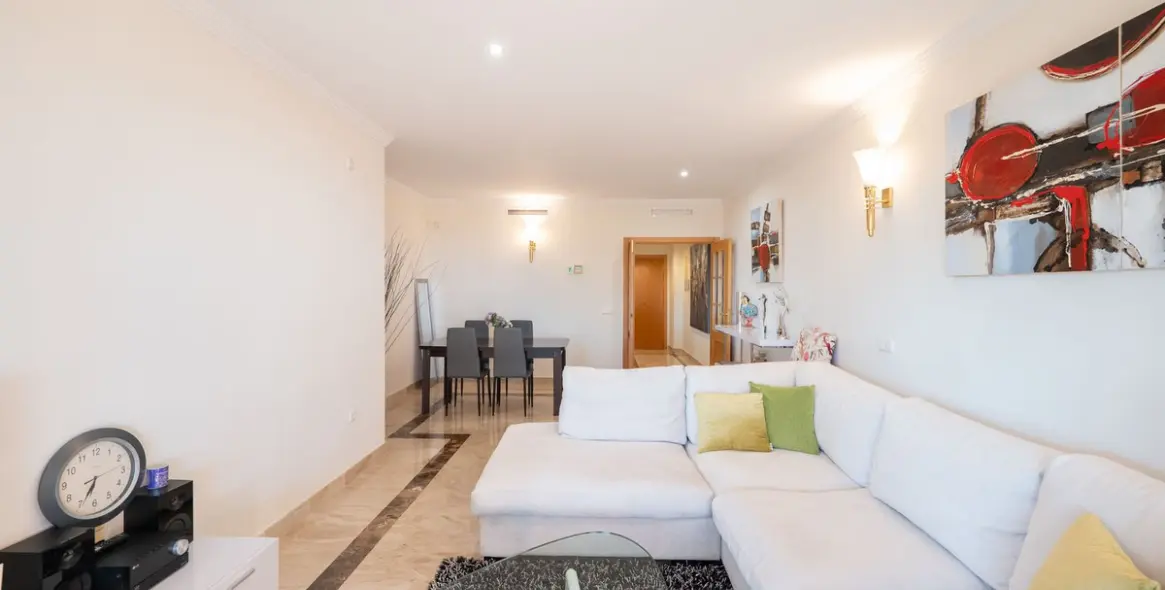 Долгосрочная аренда апартаментов на среднем этаже в New Golden Mile 2