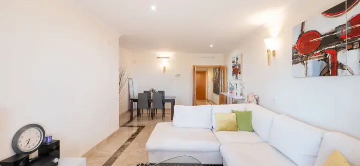 Долгосрочная аренда апартаментов на среднем этаже в New Golden Mile 1