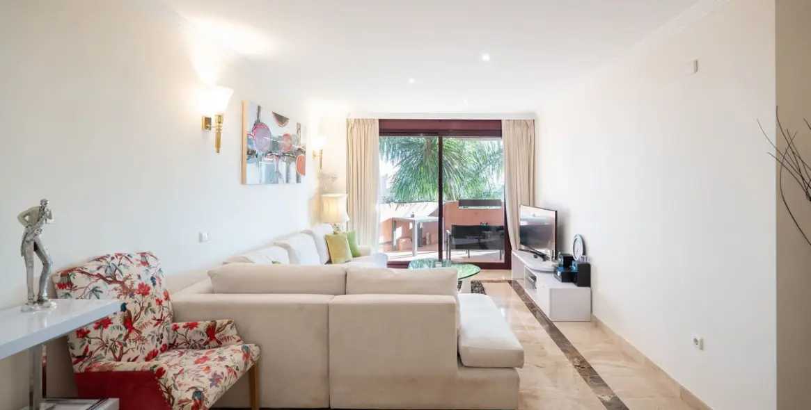 Долгосрочная аренда апартаментов на среднем этаже в New Golden Mile 3