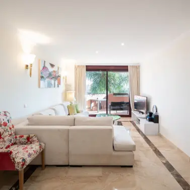 Долгосрочная аренда апартаментов на среднем этаже в New Golden Mile