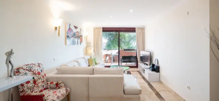 Долгосрочная аренда апартаментов на среднем этаже в New Golden Mile 2