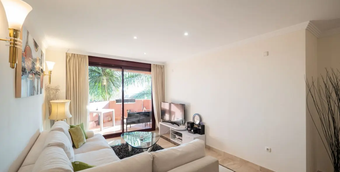 Долгосрочная аренда апартаментов на среднем этаже в New Golden Mile 4