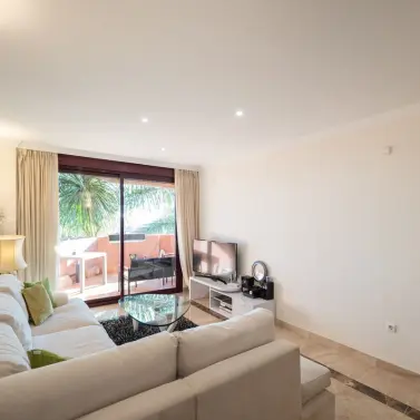 Долгосрочная аренда апартаментов на среднем этаже в New Golden Mile