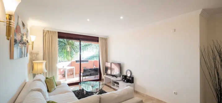 Долгосрочная аренда апартаментов на среднем этаже в New Golden Mile 3