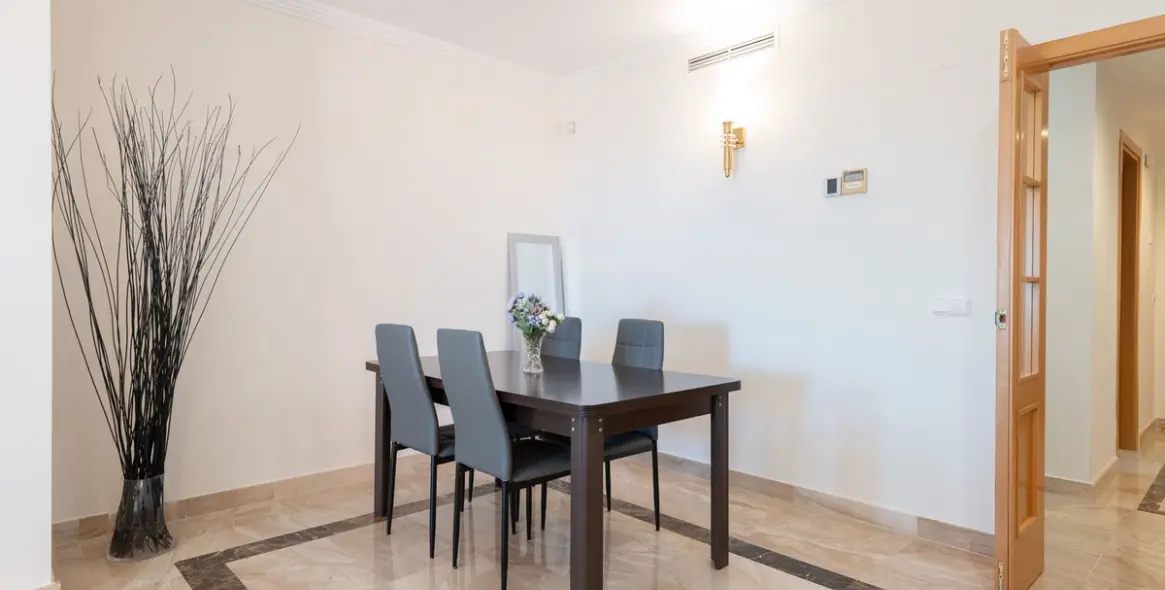 Долгосрочная аренда апартаментов на среднем этаже в New Golden Mile 5