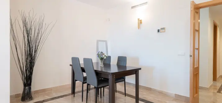 Долгосрочная аренда апартаментов на среднем этаже в New Golden Mile 4