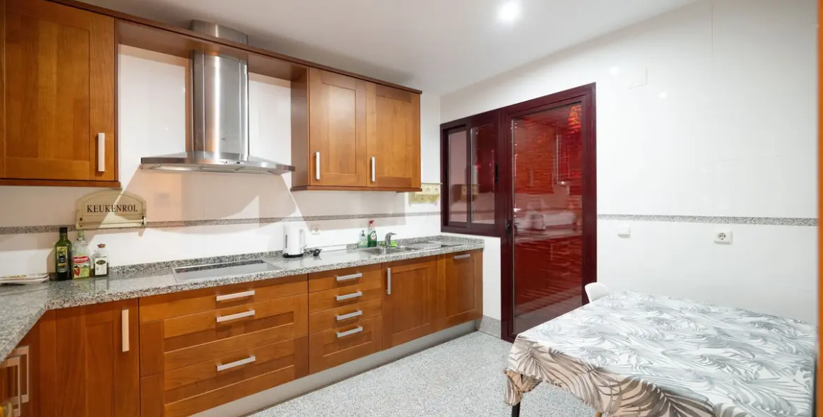 Долгосрочная аренда апартаментов на среднем этаже в New Golden Mile 8