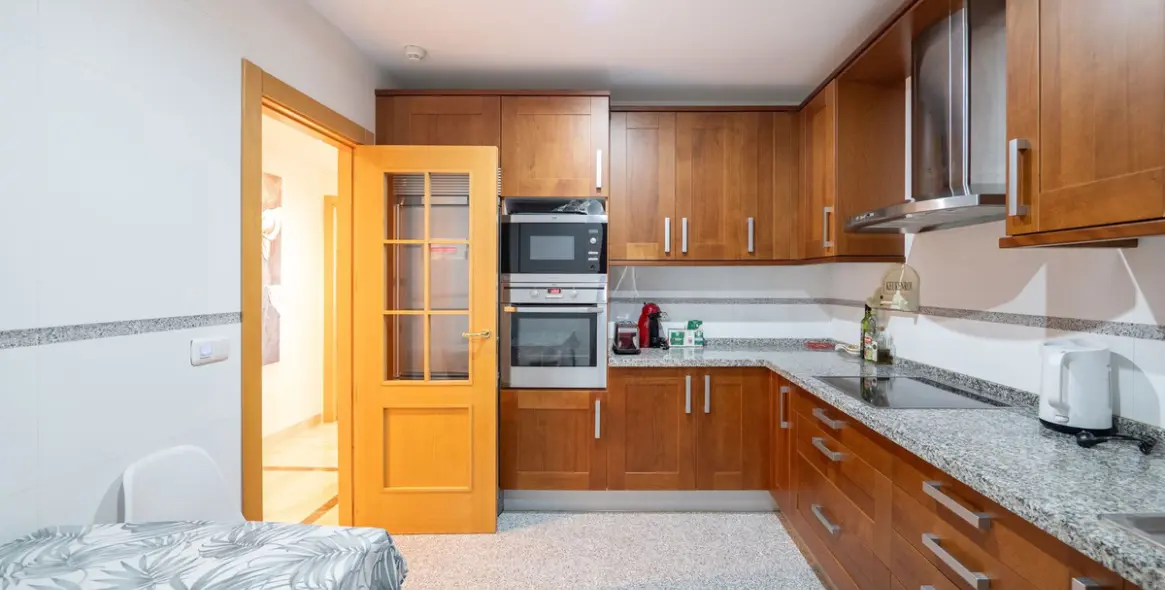 Долгосрочная аренда апартаментов на среднем этаже в New Golden Mile 9