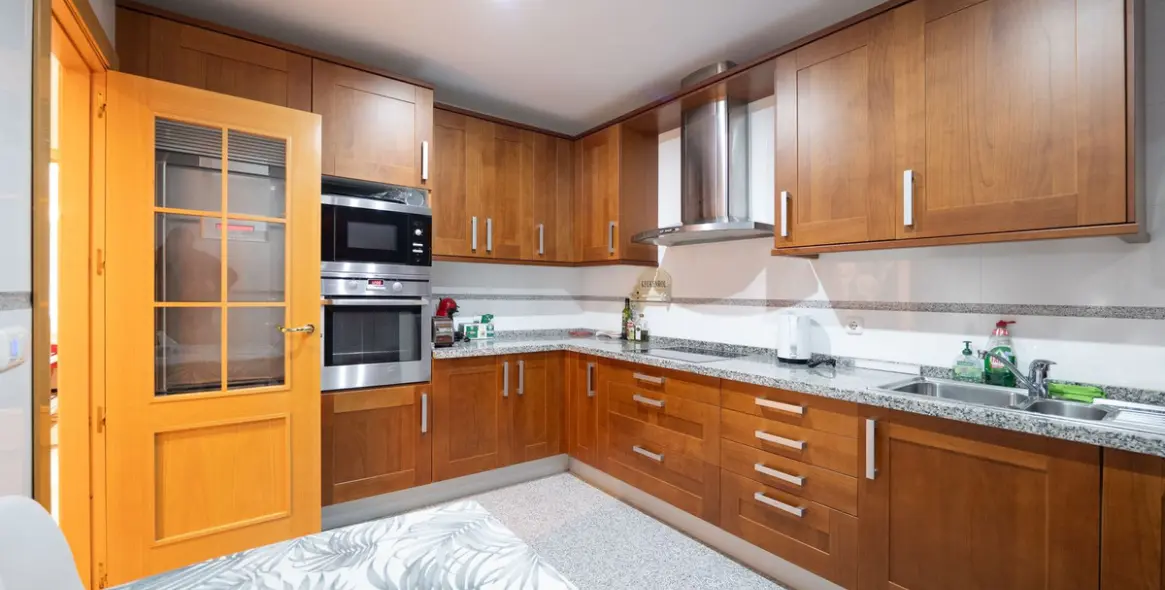 Долгосрочная аренда апартаментов на среднем этаже в New Golden Mile 10