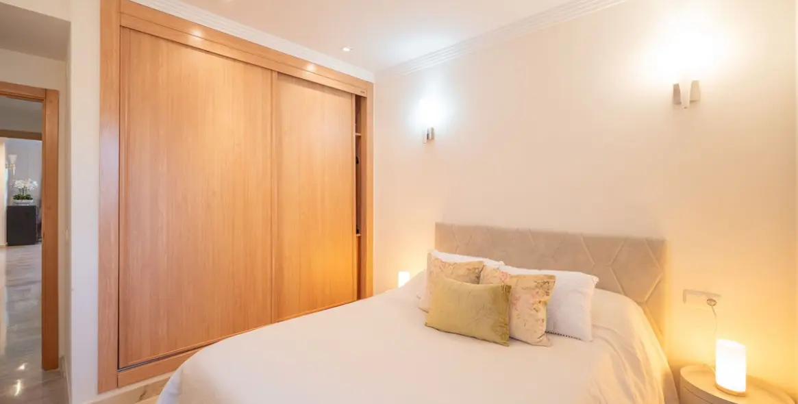 Долгосрочная аренда апартаментов на среднем этаже в New Golden Mile 11