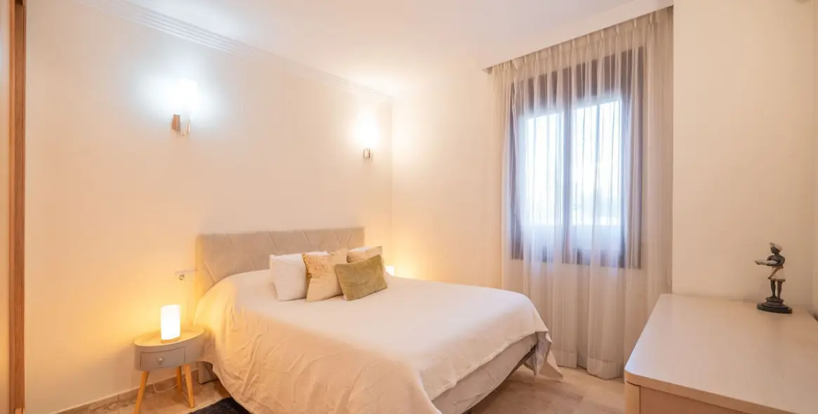 Долгосрочная аренда апартаментов на среднем этаже в New Golden Mile 12