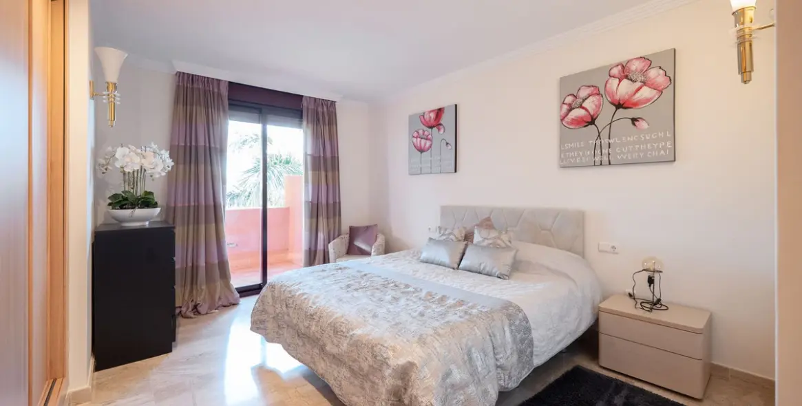 Долгосрочная аренда апартаментов на среднем этаже в New Golden Mile 15