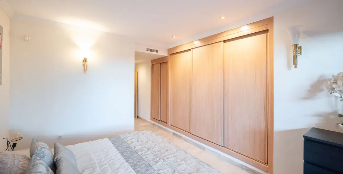 Долгосрочная аренда апартаментов на среднем этаже в New Golden Mile 16