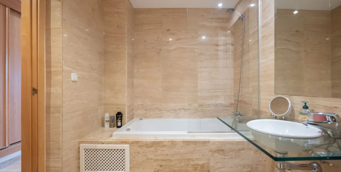 Долгосрочная аренда апартаментов на среднем этаже в New Golden Mile 17