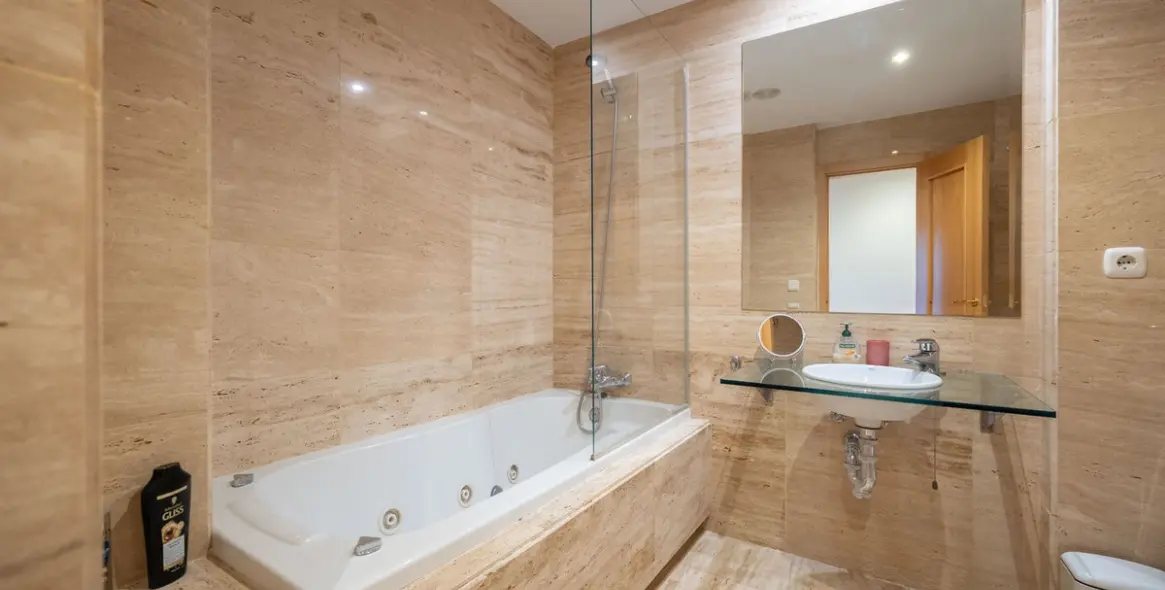 Долгосрочная аренда апартаментов на среднем этаже в New Golden Mile 18