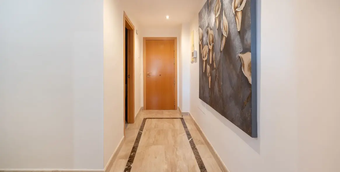 Долгосрочная аренда апартаментов на среднем этаже в New Golden Mile 19