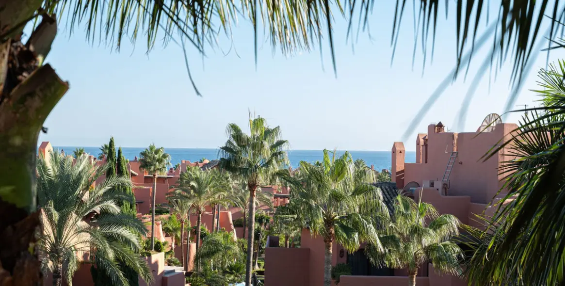 Долгосрочная аренда апартаментов на среднем этаже в New Golden Mile 20