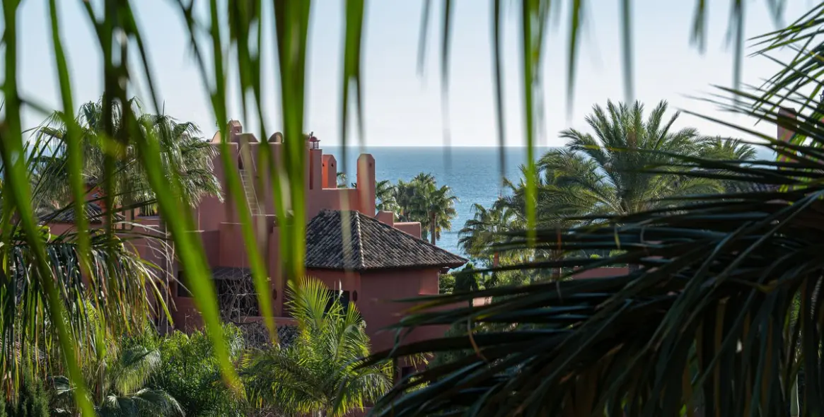 Долгосрочная аренда апартаментов на среднем этаже в New Golden Mile 21