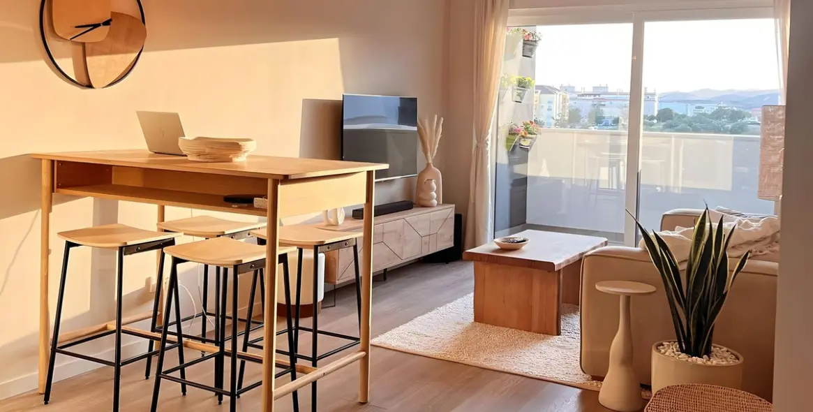 Venta de apartamento en planta media en Estepona 2