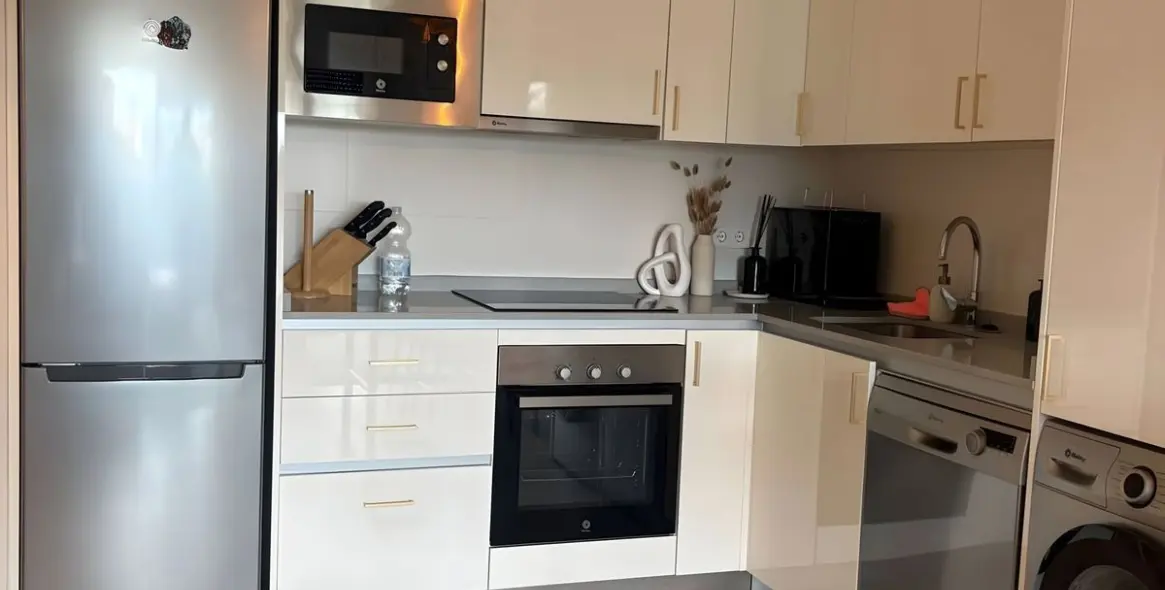 Venta de apartamento en planta media en Estepona 3