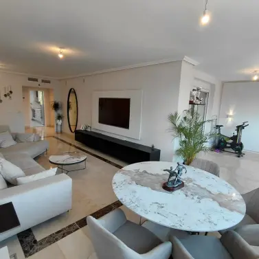 Продажа апартаментов на среднем этаже в Marbella