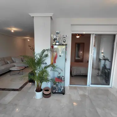 Продажа апартаментов на среднем этаже в Marbella