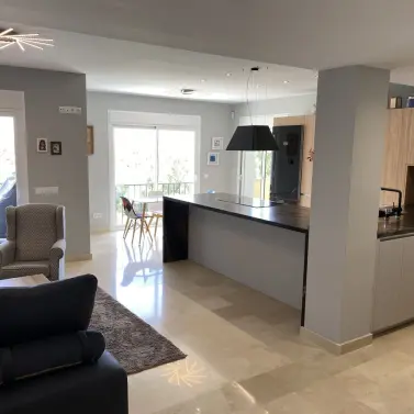 Sale of middle floor apartment in Benahavís