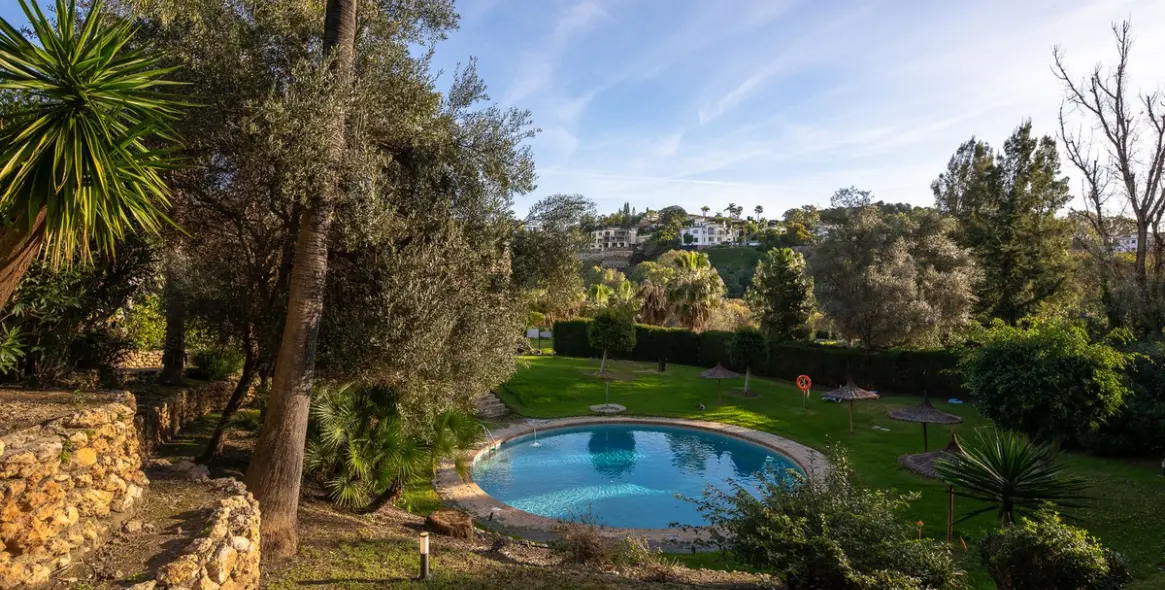 Sale of middle floor apartment in Benahavís 20