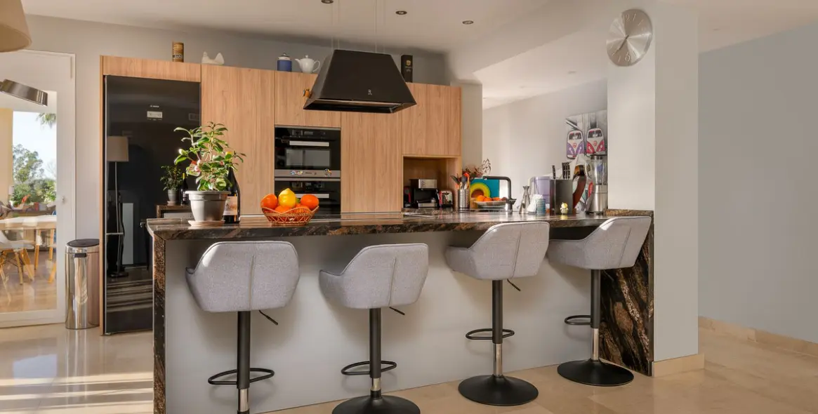 Sale of middle floor apartment in Benahavís 5