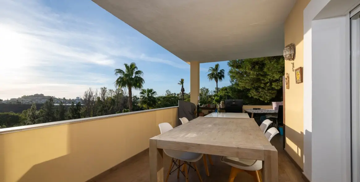 Sale of middle floor apartment in Benahavís 8