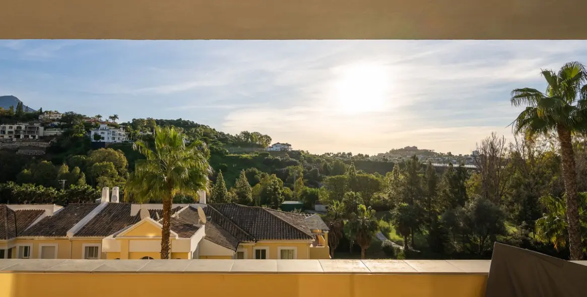 Sale of middle floor apartment in Benahavís 11