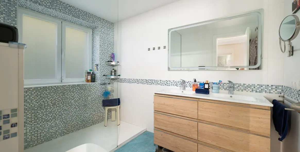 Sale of middle floor apartment in Benahavís 19