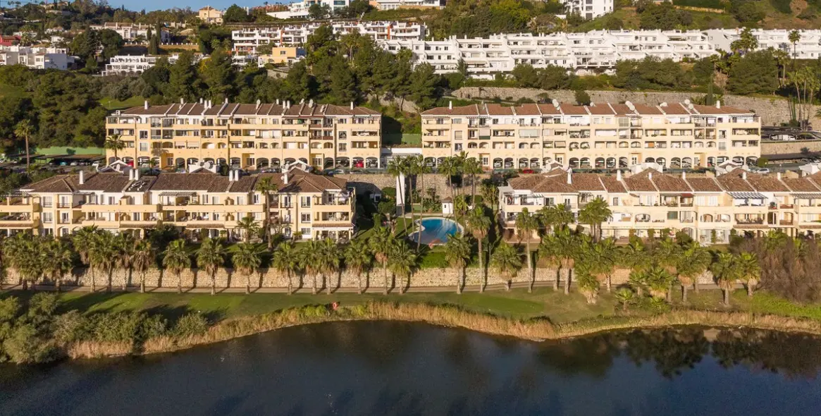 Sale of middle floor apartment in Benahavís 24