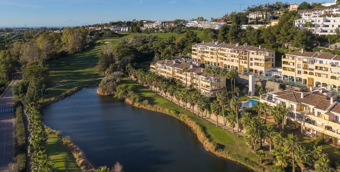 Sale of middle floor apartment in Benahavís 25