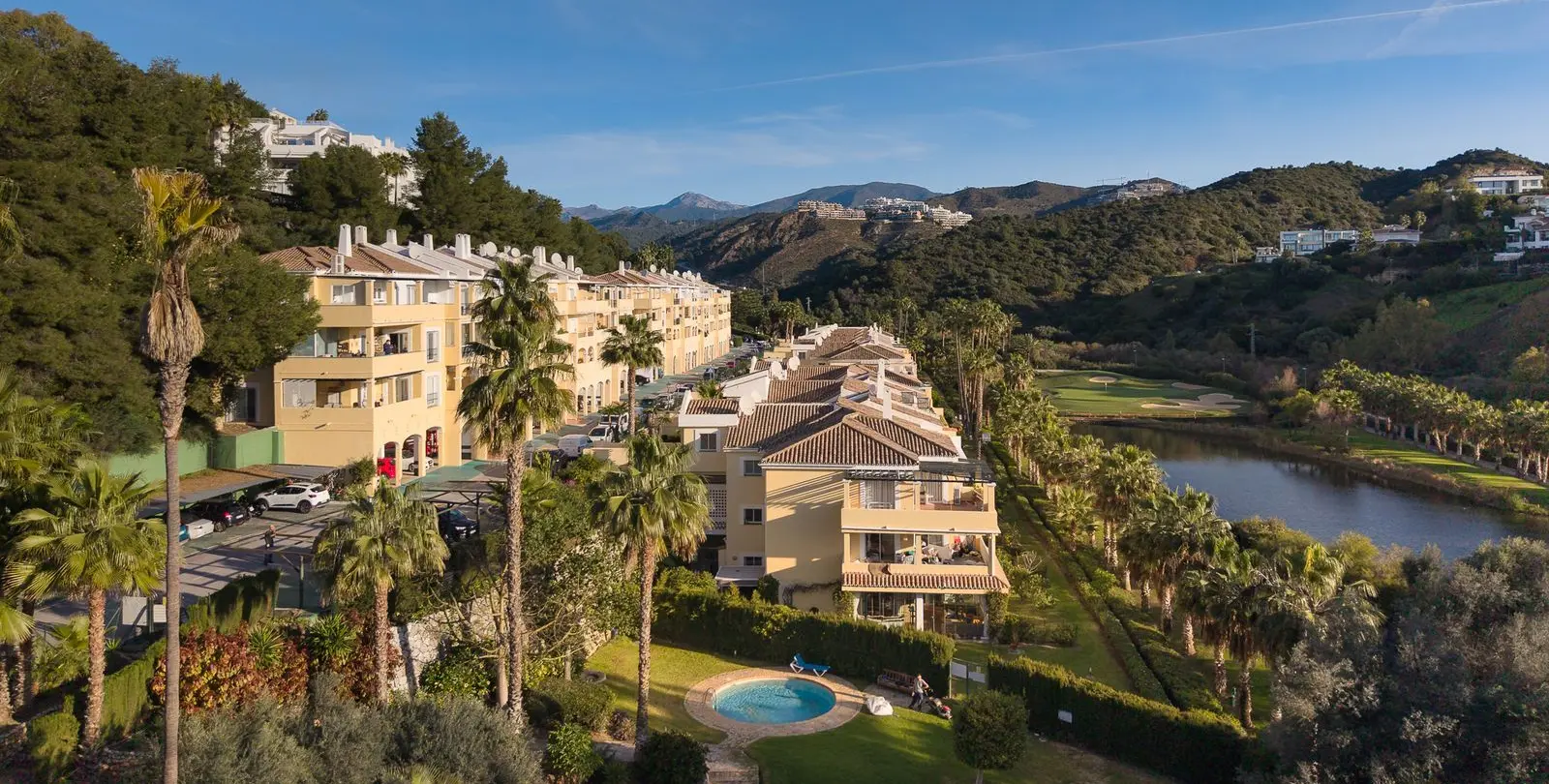 Sale of middle floor apartment in Benahavís 1